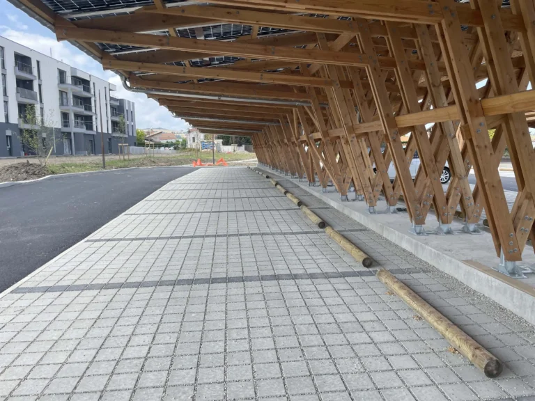 parking paysager Villars, aménagement site Beaunier, B INGENIERIE VRD, maîtrise d’œuvre voirie, gestion eaux pluviales par noues, éclairage public LED à détection, revêtement perméable parking, ombrière photovoltaïque, mobilité durable, transition énergétique urbaine, aménagement durable commune, projet VRD environnemental, parking écologique, parking avec infiltration naturelle, génie civil durable, aménagement quartier en renouveau, parking avec structure bois solaire, infrastructure verte, solution perméable, urbanisme durable Villars