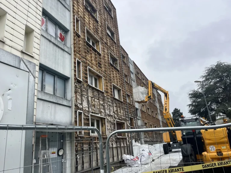 désamiantage, déconstruction, démolition bâtiment, terrassement, chantier Unieux, travaux publics VRD, entreprise de terrassement Loire, démolition immeuble, recyclage matériaux, chantier de démolition, MALIA TP, TREMA TP, 3F IMMO Rhône-Alpes, B Ingénierie, travaux de réaménagement, bâtiment ancien, désamiantage Loire, chantier résidentiel, entreprise BTP Loire, travaux de voirie, gros œuvre, chantier en cours, maîtrise d’œuvre, projet immobilier Unieux