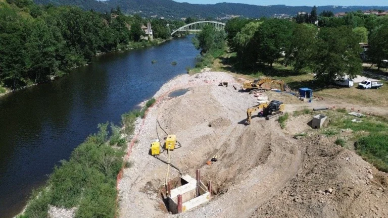 réparation conduite AEP, traversée de la Loire, Bas-en-Basset, canalisation PEHD Ø500, alimentation en eau potable, chantier technique, inspection ITV, vannes DN350, manchon électrosoudable, travaux VRD, ingénierie hydraulique, réhabilitation réseau eau, SYMPAE, B INGENIERIE, TREMA TP, infrastructure eau potable, maintenance réseau AEP, conduite sous-fluviale, expertise hydraulique