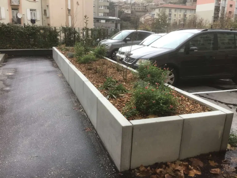 réhabilitation parking, garages souterrains, étanchéité plancher haut, feuille de bitume, asphalte, jardinières surélevées, murs en L, aménagement paysager, cheminements piétons, ilot Jeanne d’Arc, rue James Condamin, emmarchement enherbé, madrier chêne, barrière levante, gestion des accès, garde-corps sécurité, chantier urbain,