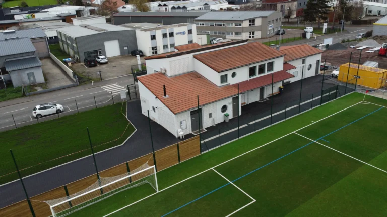 Saint-Priest-en-Jarez, complexe sportif, tennis couvert, terrains de padel, terrain de football, chantier sportif, travaux infrastructures sportives, B Ingénierie, maître d’œuvre, VRD.